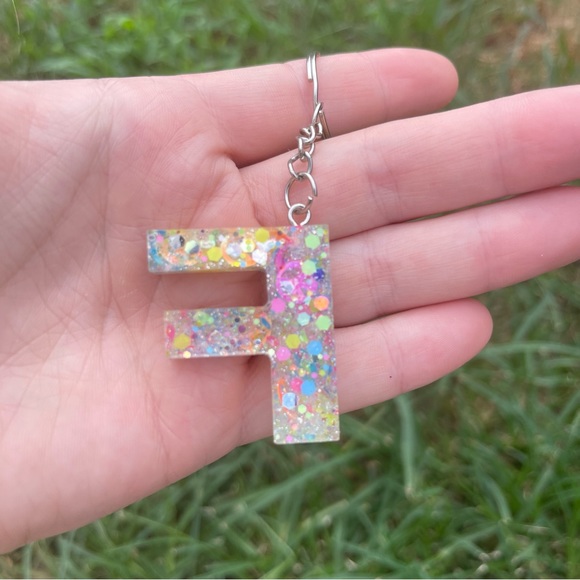 Glittery ☮️ Sign Initial Keychain F Handmade With Resin - Picture 3 of 6